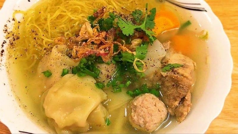 Tô mì hoành thánh xương heo hoàn chỉnh với sợi mì dai, hoành thánh đầy đặn