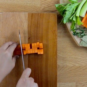 Cà rốt cắt nhỏ để nấu nước dùng chay