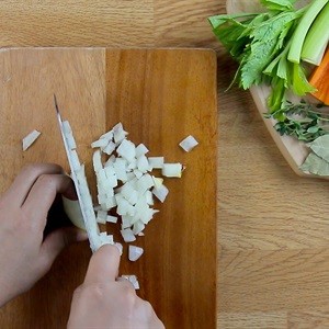 Hành tây cắt nhỏ để nấu nước dùng chay