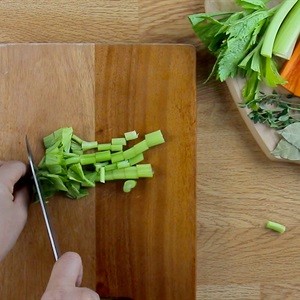 Cần tây cắt nhỏ để nấu nước dùng chay
