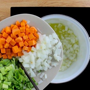 Xào rau củ với dầu olive để nấu nước dùng chay
