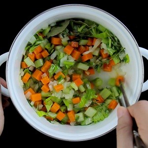 Thêm nước lọc vào nồi rau củ đang xào