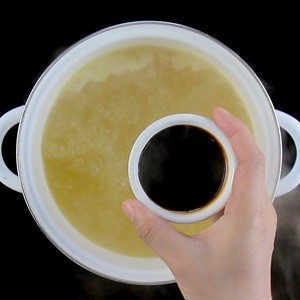 Nêm hạt nêm chay và nước tương vào nước dùng