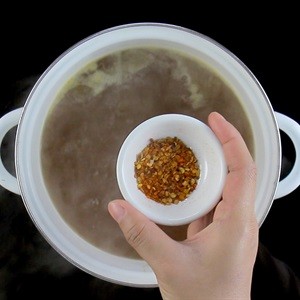 Thêm ớt bột vào nước dùng để tăng hương vị cay nhẹ