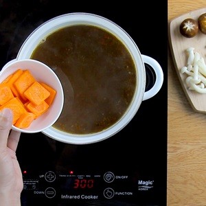 Thêm cà rốt thái lát vào nước dùng đang sôi