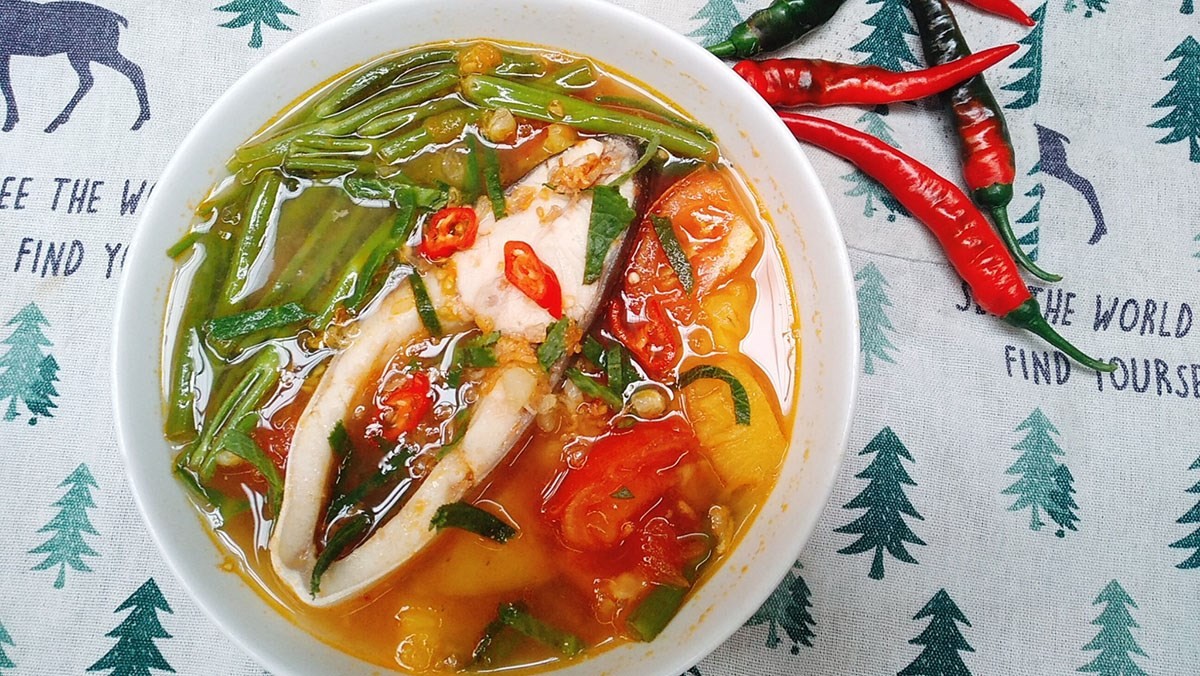 Cá chim trắng nấu canh chua nóng hổi, nghi ngút khói, món ăn thanh mát hấp dẫn