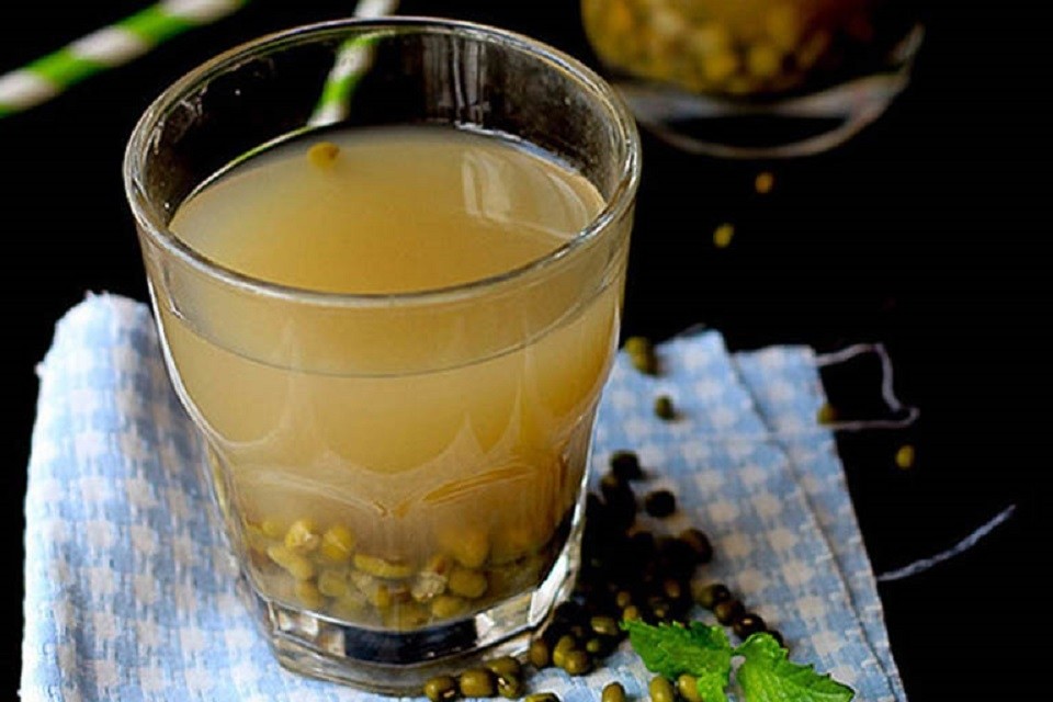 Ly nước đậu xanh giải nhiệt thơm ngon, sẵn sàng để thưởng thức