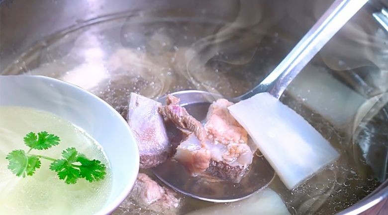 Thành phẩm nước dùng xương heo trong veo, ngọt thanh sau khi nấu