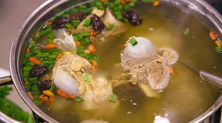 Hướng dẫn chi tiết cách nấu lẩu xương heo thơm ngon, đậm đà
