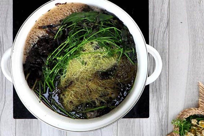 Lọc bỏ bã, lấy nước cốt trong khi nấu nước sâm bông cúc