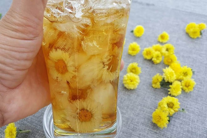 Ly nước sâm bông cúc mát lạnh giúp giải nhiệt và đánh bay cơn khát mùa hè