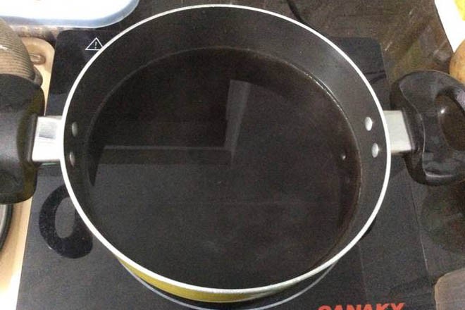 Nước sâm bông cúc đã nấu có thể đóng chai, bảo quản lạnh để dùng dần