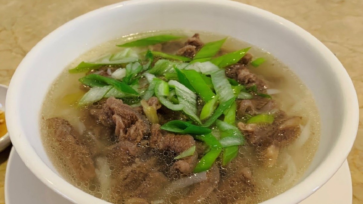 Tô phở nạm bò thơm ngon hấp dẫn