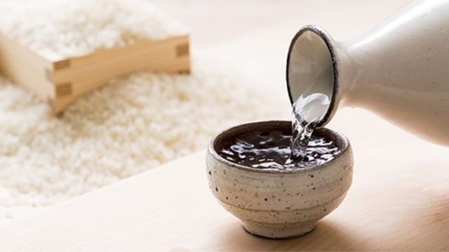 Chưng cất rượu gạo truyền thống để thu thành phẩm tinh khiết
