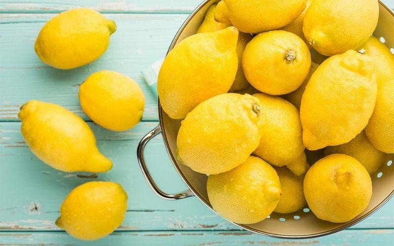 sơ chế chanh và cam cho công thức cách nấu rượu vang nóng
