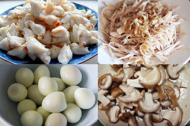 Sơ chế các loại hải sản và rau củ để chuẩn bị cho cách nấu súp cua bán.