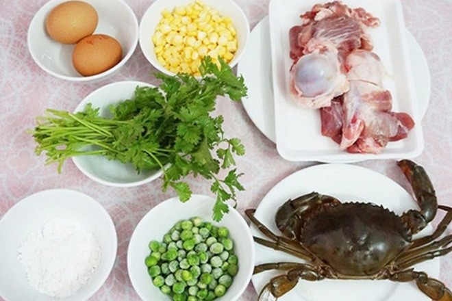 Chuẩn bị đầy đủ nguyên liệu tươi ngon cho cách nấu súp cua bán kinh doanh.