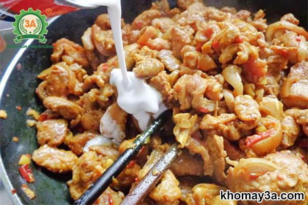 Thịt dê xào lăn với nước cốt dừa sánh mịn, biểu tượng của cách nấu thịt dê xào đậm đà