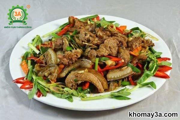 Đĩa thịt dê xào lăn đã hoàn thành và trang trí đẹp mắt, thành quả từ cách nấu thịt dê xào