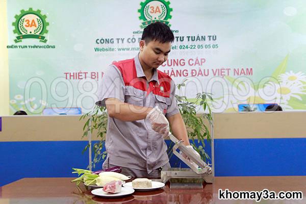Dụng cụ thái thịt đông lạnh giúp chuẩn bị thịt dê nhanh chóng, tiện lợi cho cách nấu thịt dê xào