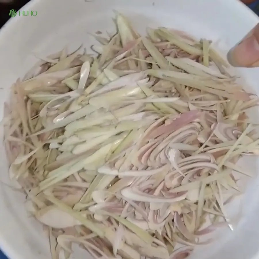 Băm nhuyễn sả tươi để nấu thịt ngan rang sả thơm ngon