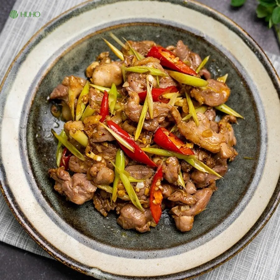 Thành phẩm thịt ngan rang sả vàng ươm, đậm đà, sẵn sàng thưởng thức