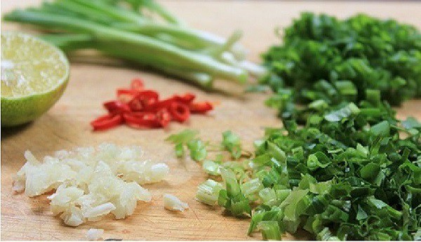 Sơ chế hành, ớt, tỏi thái nhỏ