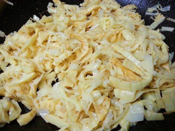 Xào măng cho chín ngấm đều gia vị