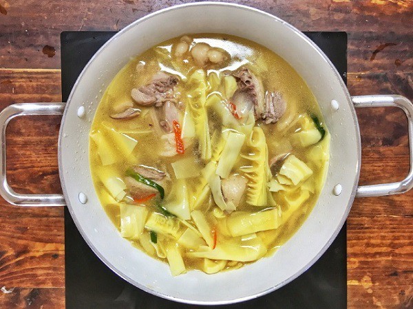 Cho măng vào nấu canh