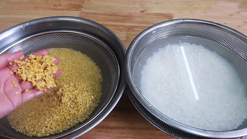 Ngâm gạo nếp và đậu xanh để nấu xôi vò