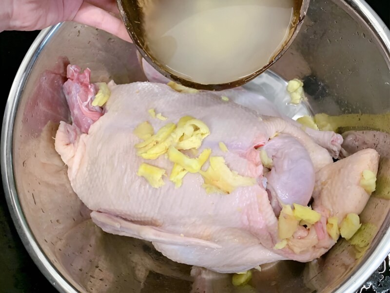 Bí quyết sơ chế vịt không bị hôi bằng gừng và rượu trắng cho món vịt nấu cá mòi