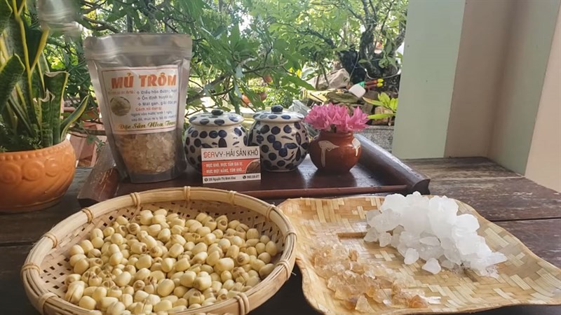 Sơ chế hạt sen tươi để nấu chè mủ trôm
