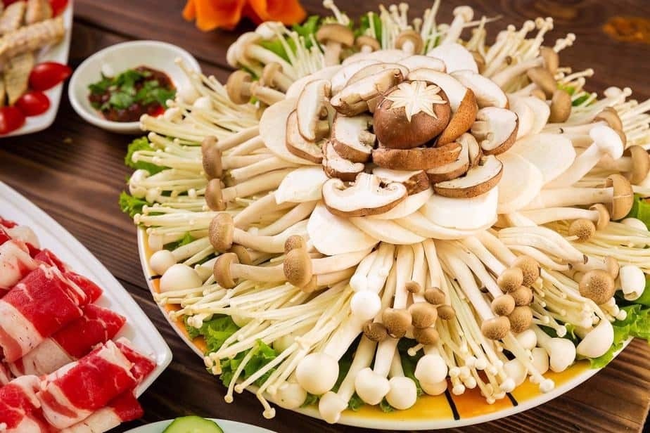 Cách nấu lẩu hải sản ngon với nấm thanh ngọt