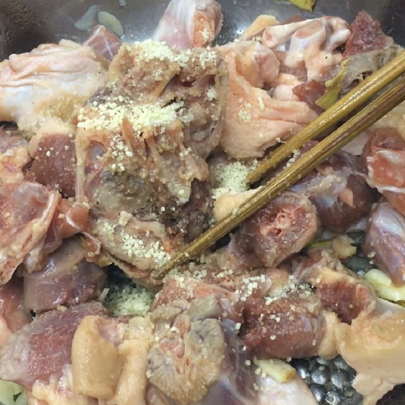 Xào vịt cùng khoai môn cho món lẩu
