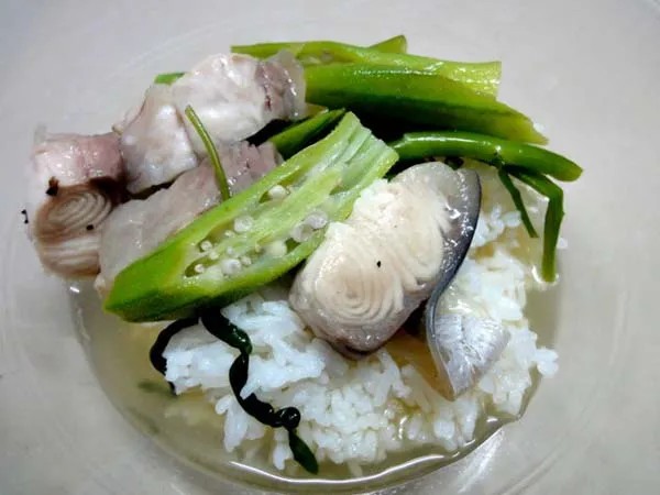 Nồi canh chua cá hú rau muống đang sôi trên bếp, tỏa hương thơm