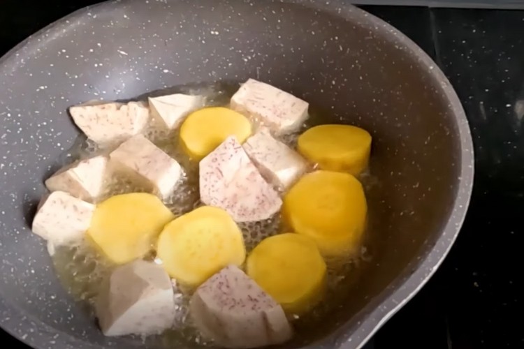 Chiên sơ khoai môn và khoai lang giúp món cà ri gà nước cốt dừa không bị nát