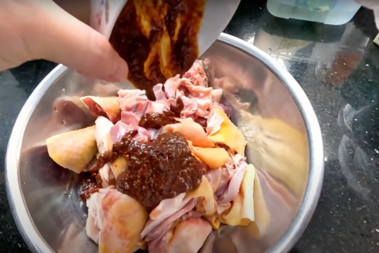 Ướp thịt gà với các loại gia vị để chuẩn bị nấu cà ri gà nước cốt dừa