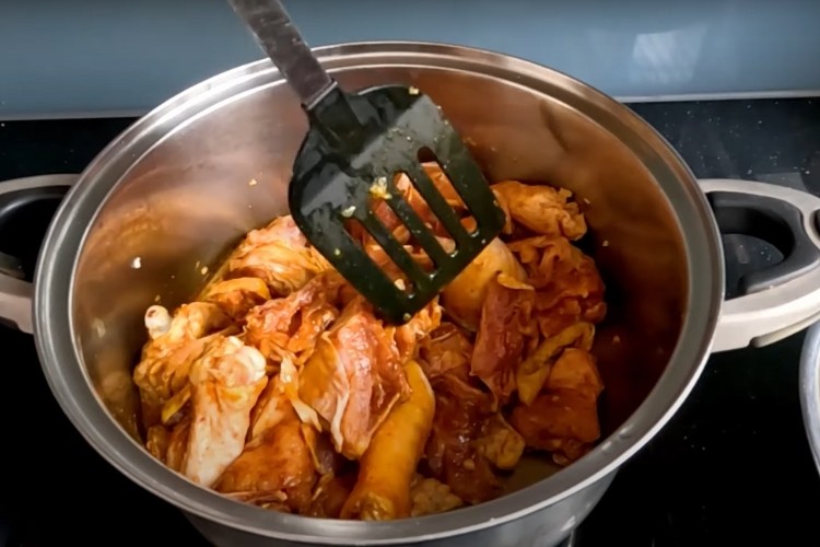 Nồi cà ri gà nước cốt dừa đang sôi thơm lừng trên bếp, màu sắc hấp dẫn