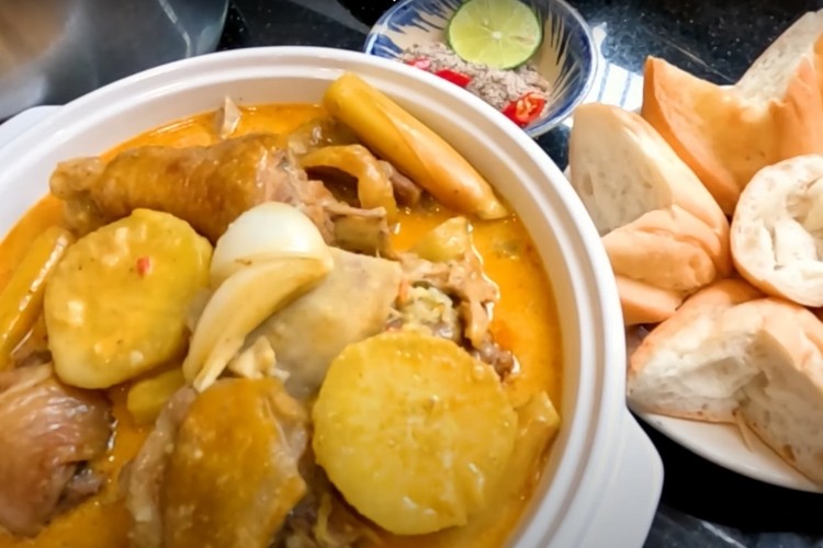 Thành phẩm món cà ri gà nước cốt dừa thơm ngon, hấp dẫn, sẵn sàng thưởng thức
