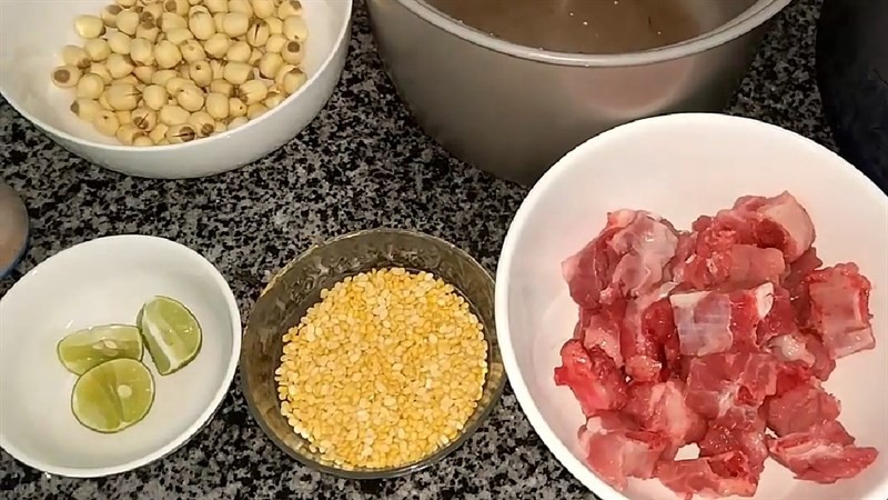 Nguyên liệu chính cho món cháo hạt sen đậu xanh sườn non