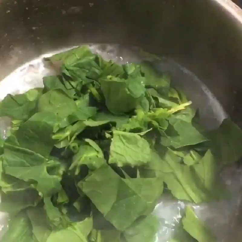 Thêm cải bó xôi tươi xanh vào nồi cháo dinh dưỡng thịt bò