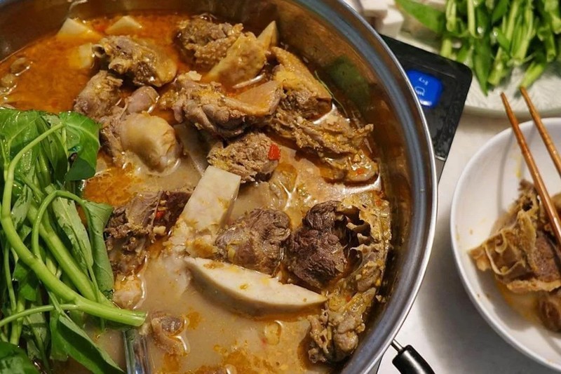 Thành phẩm lẩu chao vịt nhúng rau muống nóng hổi, thơm ngon