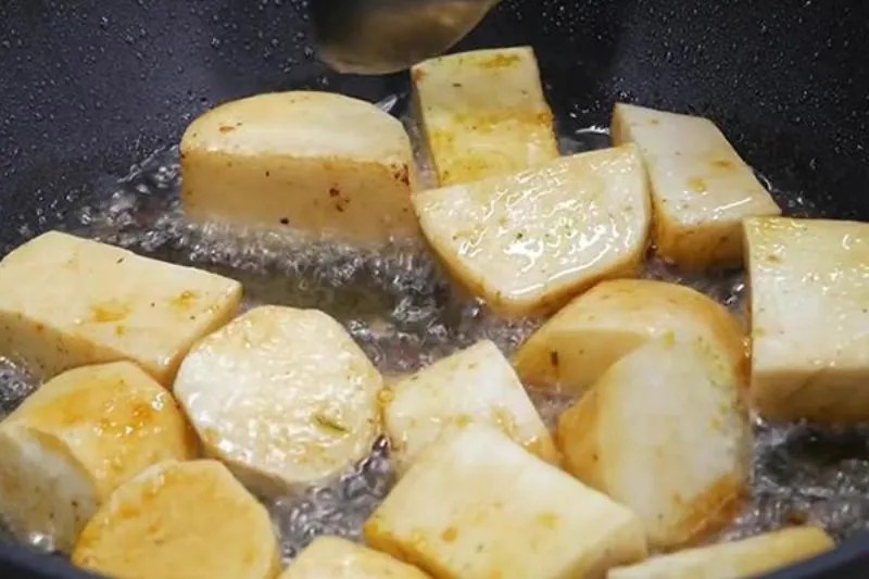 Chiên khoai môn vàng đều, giòn thơm chuẩn bị cho chao vịt