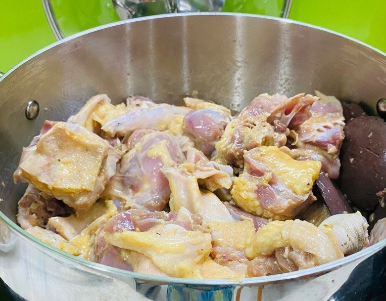 Nấu chao vịt nhúng rau muống với nước dừa tươi trong nồi lớn
