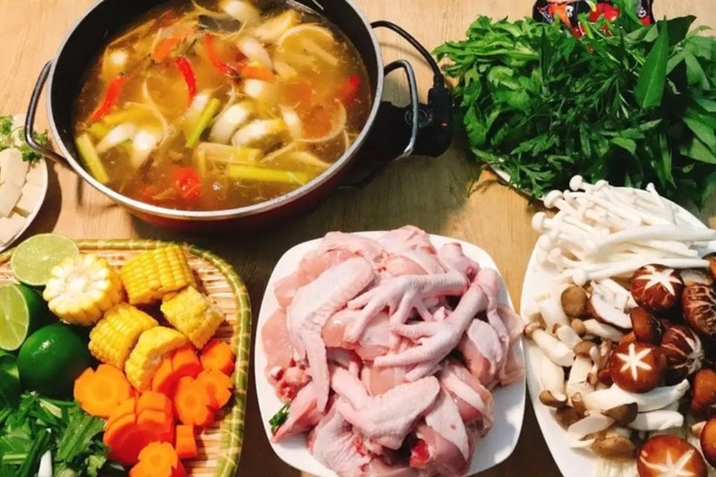 Thưởng thức nồi lẩu gà nóng hổi, thơm ngon cùng gia đình