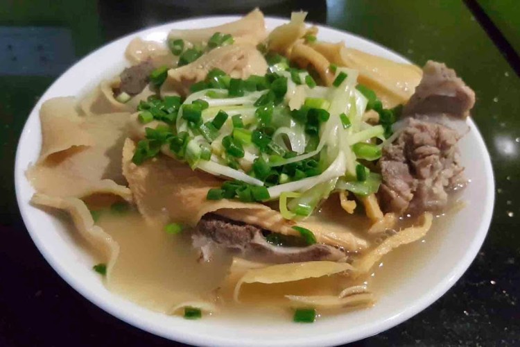 Món canh măng khô với xương heo hoàn chỉnh, nóng hổi, sẵn sàng thưởng thức cùng cơm nóng