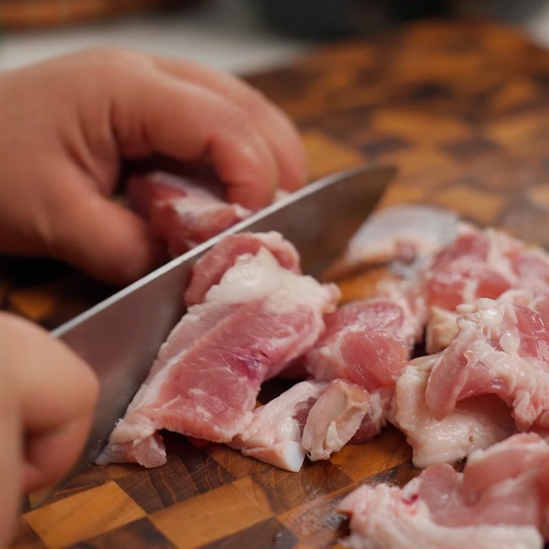 Thịt ba chỉ thái miếng vừa ăn, đang được tẩm ướp gia vị