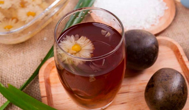 Ly nước la hán quả màu vàng nâu, thơm mát, biểu tượng cho thức uống giải khát mùa hè.