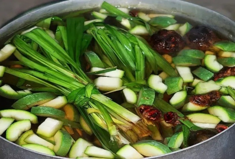 Nồi trà bí đao la hán quả đang được đun sôi