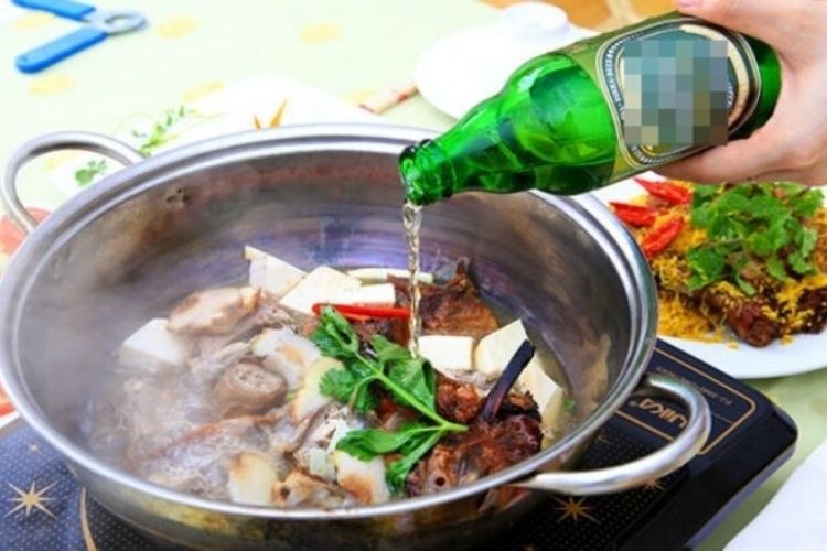 Món vịt hầm bia nóng hổi thơm ngon đậm đà hương vị